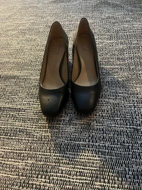 Naturalizer Black Leather Rounded Square Toe Pumps